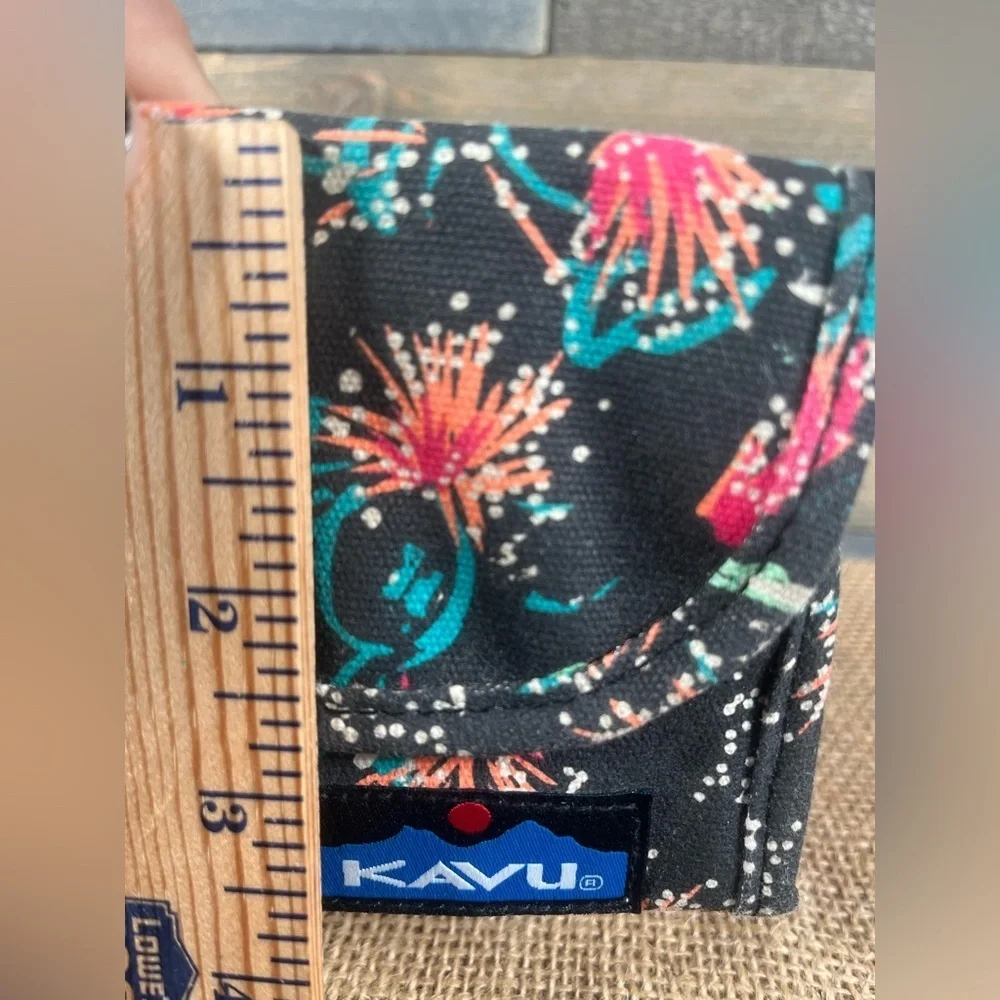 KAVU Big Spender tri-fold wallet in a black‎ canvas with a Floral Print